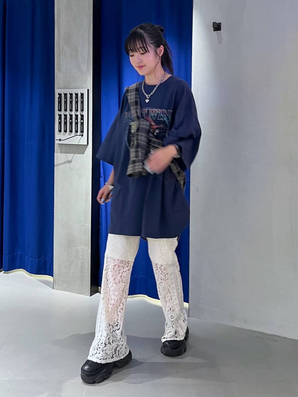 ブラック系のスニーカー、ブルー系のTシャツ/カットソー、ブルー系のシャツ/ブラウスを着用したレディースの夏コーディネートの3枚目の写真