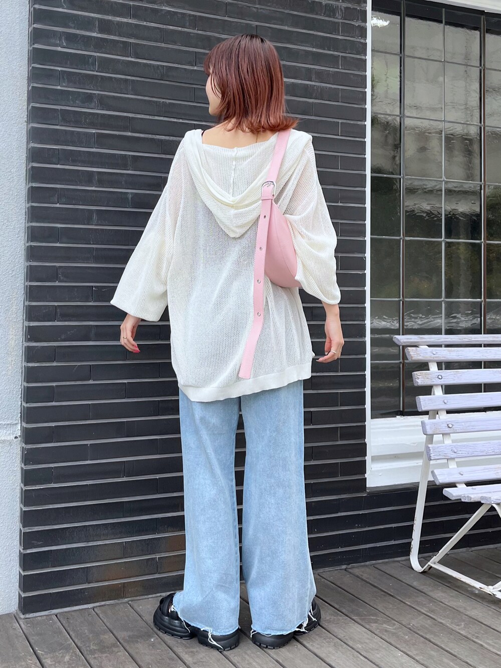 ブラック系のキャミソール、ピンク系のショルダーバッグ、ブルー系のデニムパンツを着用したレディースの夏コーディネートの3枚目の写真