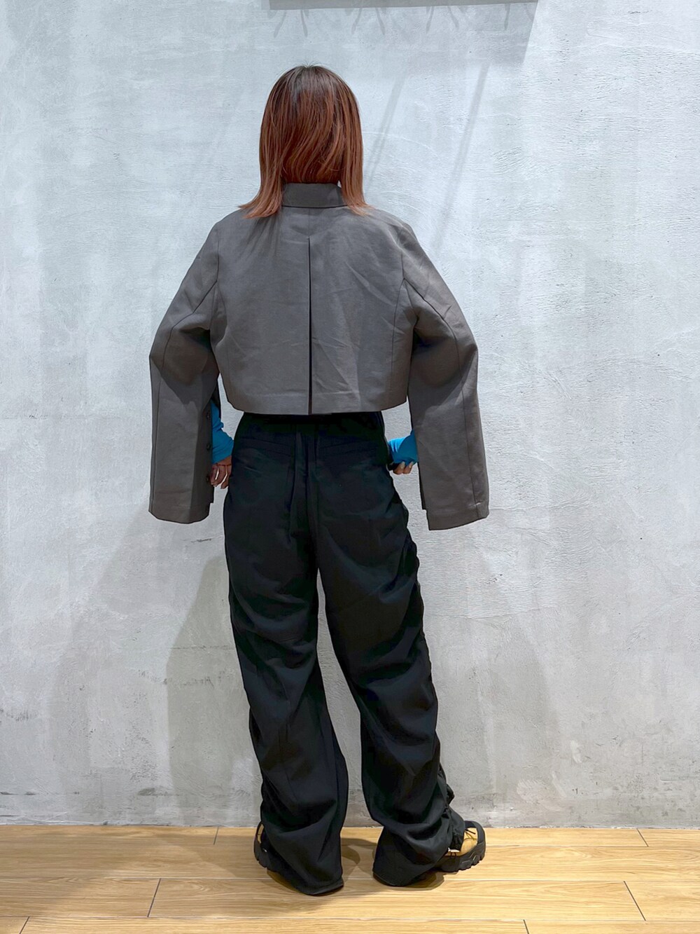 グレー系のテーラードジャケット、ブルー系のTシャツ/カットソー、ブラック系のその他パンツを着用したレディースの春コーディネートの2枚目の写真