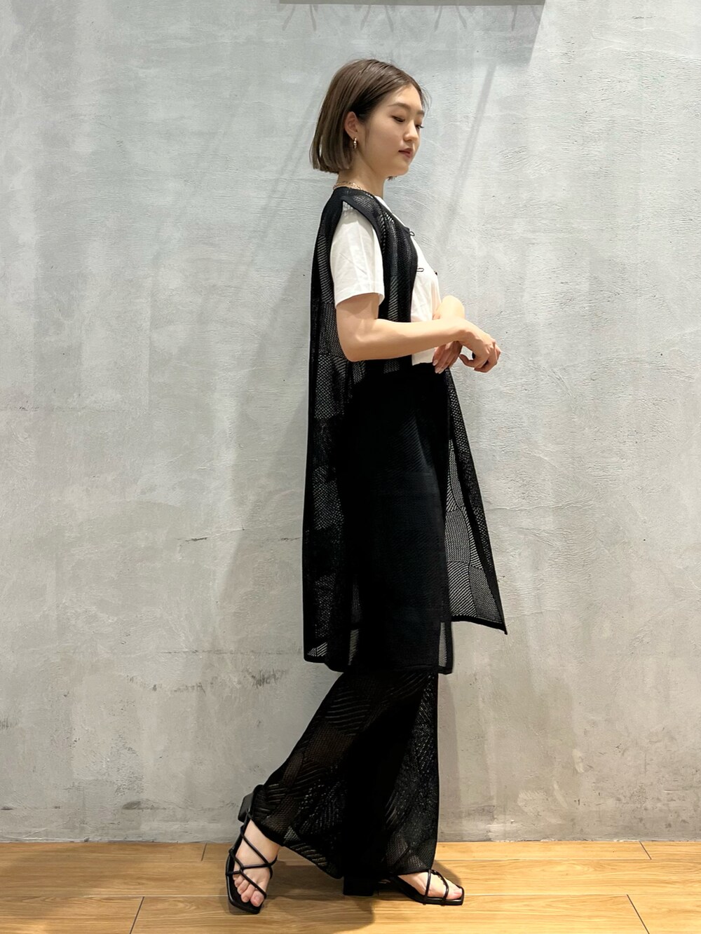 ブラック系のサンダル、ブラック系のその他パンツ、ブラック系のカーディガン/ボレロを着用したレディースの夏コーディネートの3枚目の写真