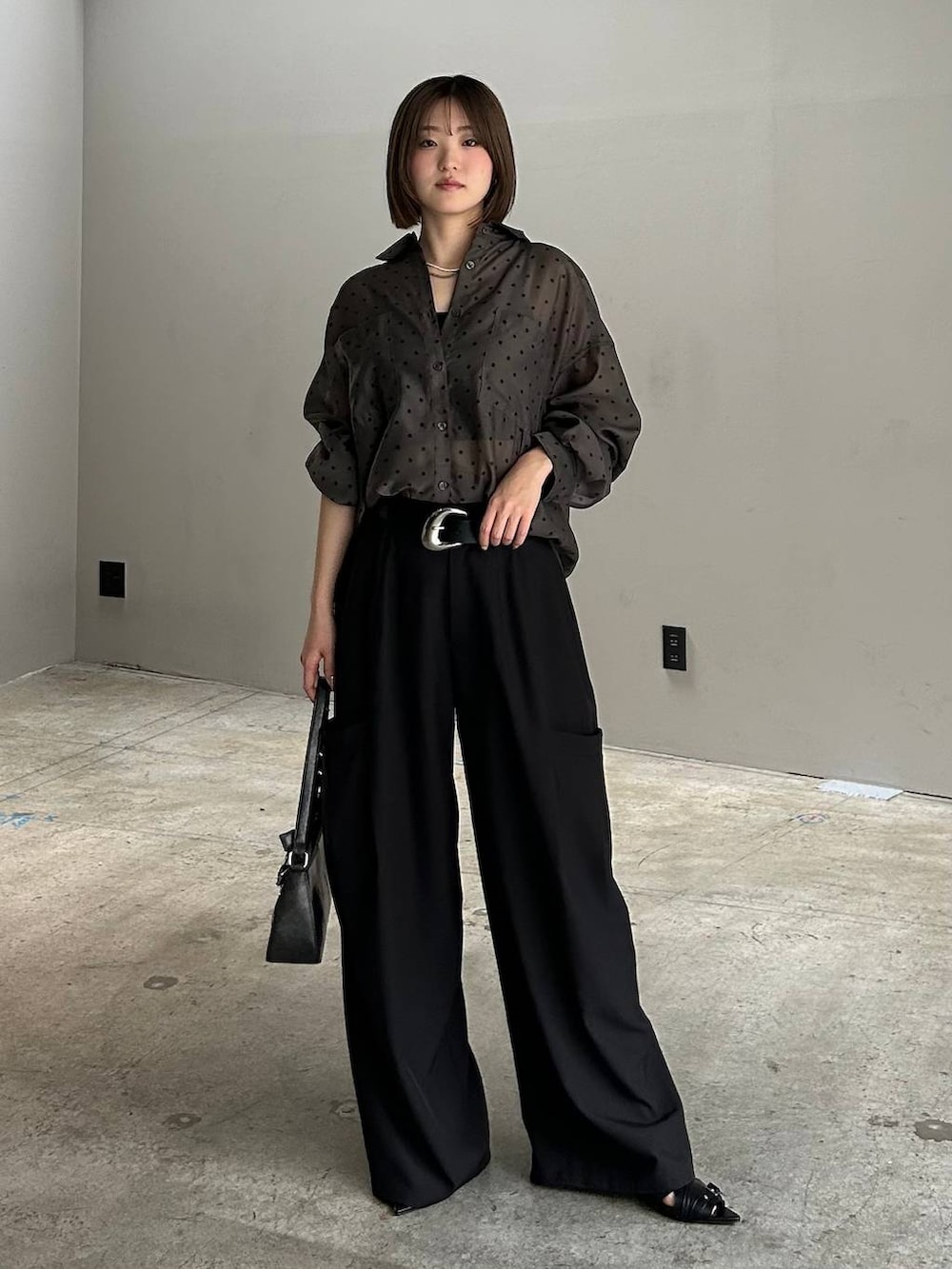 ブラック系のハンドバッグ、ブラック系のサンダル、ブラック系のその他パンツを着用したレディースの春コーディネートの4枚目の写真