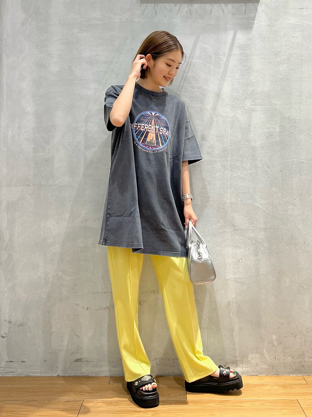 グレー系のTシャツ/カットソー、イエロー系のその他パンツ、ブラック系のサンダルを着用したレディースの夏コーディネートの2枚目の写真