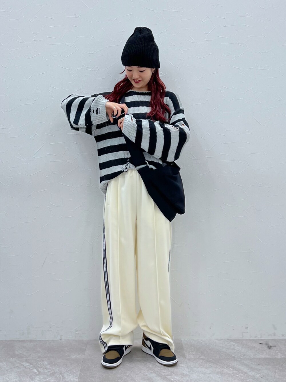 ホワイト系のその他パンツ、ブラック系のニット/セーター、ブラック系のショルダーバッグを着用したレディースの夏コーディネートの2枚目の写真