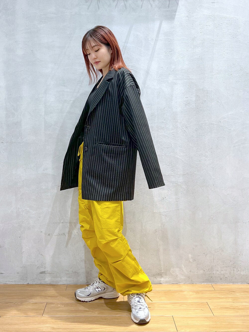 イエロー系のその他パンツ、ブラック系のキャミソール、その他のジャケット/アウターを着用したレディースの春コーディネートの2枚目の写真