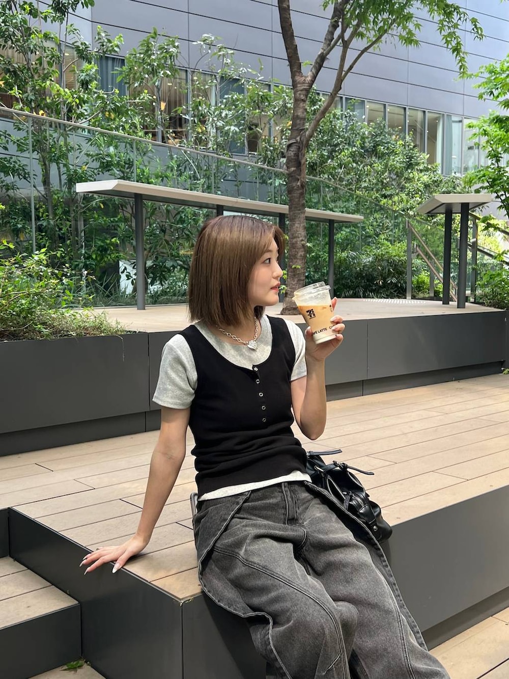 その他のサンダル、ブラック系のボストンバッグ、ブラック系のタンクトップを着用したレディースの春コーディネートの4枚目の写真