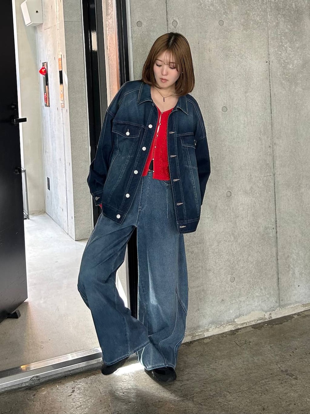 ブラック系のスニーカー、ブルー系のブルゾン、ブルー系のデニムパンツを着用したレディースの春コーディネートの2枚目の写真