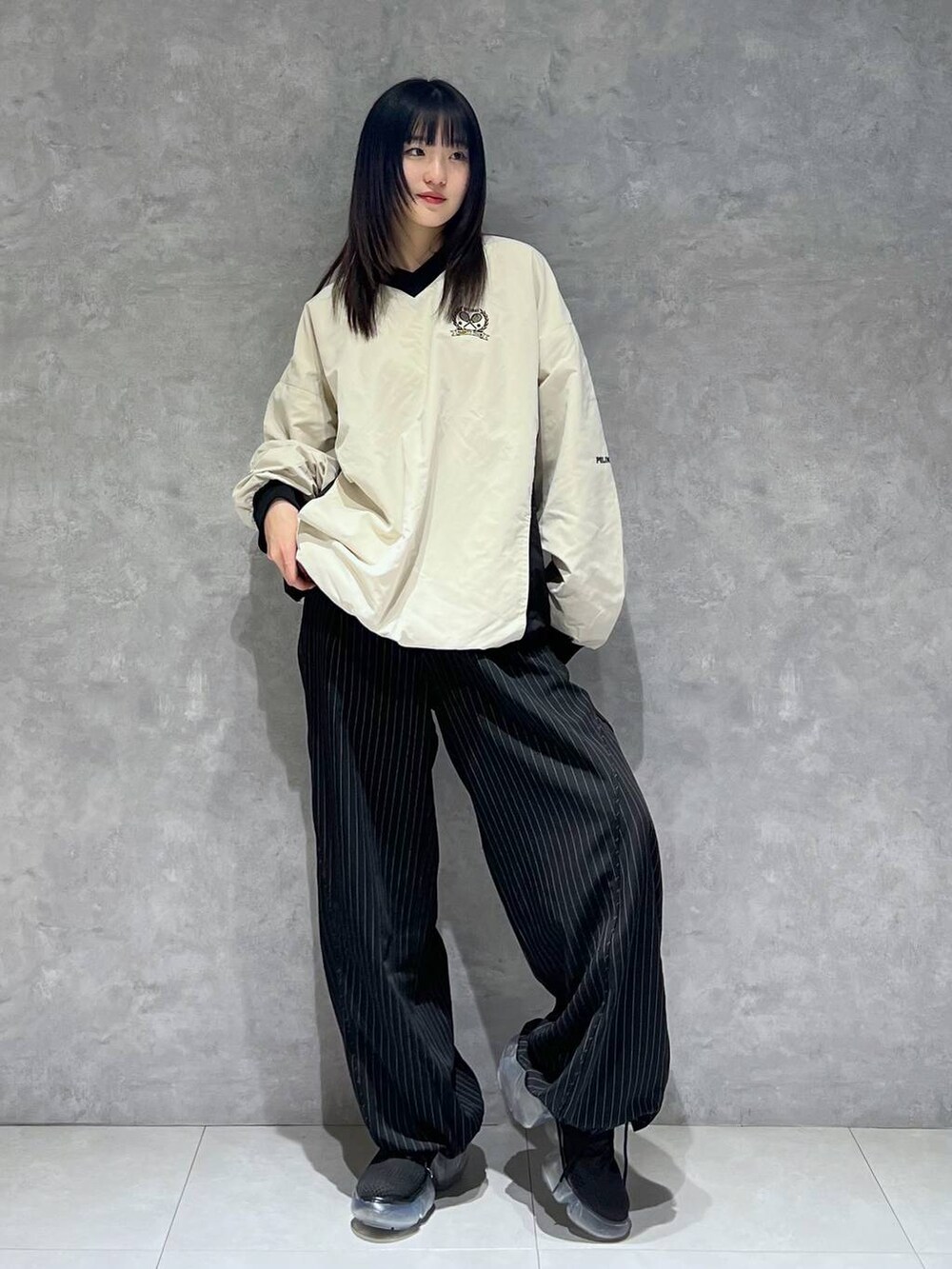 その他のその他パンツ、ホワイト系のその他トップスを着用したレディースの春コーディネートの5枚目の写真