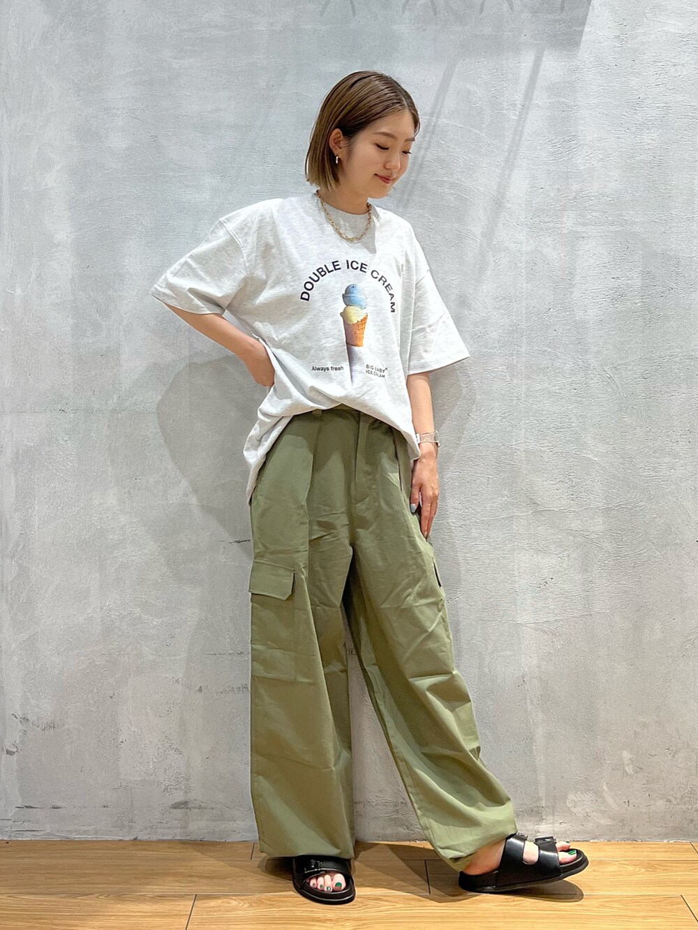 ブラック系のサンダル、グリーン系のカーゴパンツ、グレー系のTシャツ/カットソーを着用したレディースの夏コーディネートの4枚目の写真