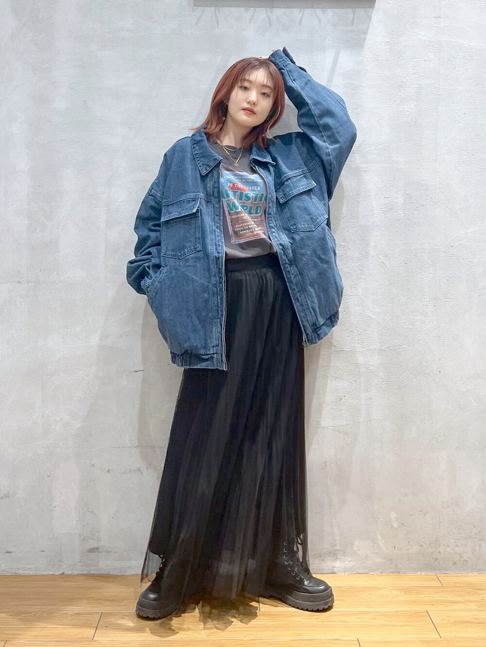 ブラック系のスカート、ブルー系のデニムジャケット、グレー系のTシャツ/カットソーを着用したレディースの春コーディネートの3枚目の写真