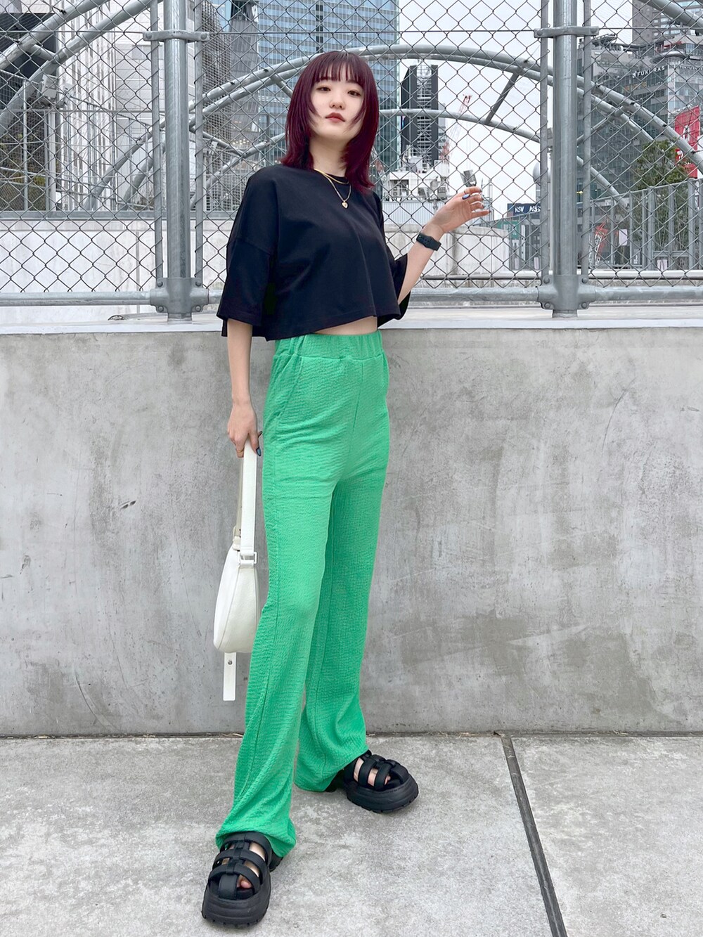 ブラック系のサンダル、ブラック系のTシャツ/カットソー、グリーン系のその他パンツを着用したレディースの春コーディネートの2枚目の写真