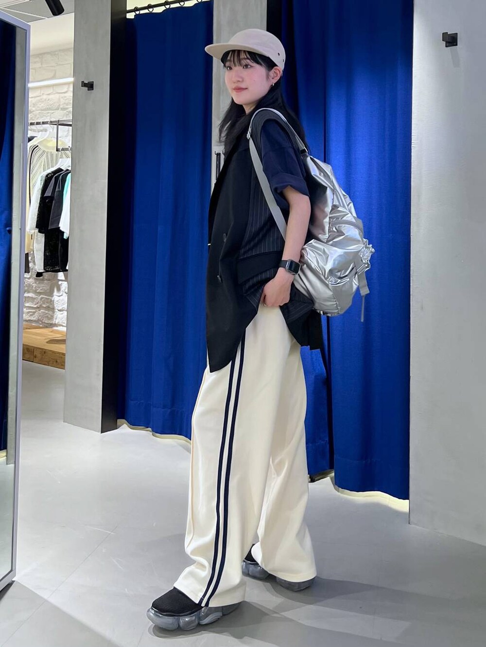 ホワイト系のその他パンツ、シルバー系のショルダーバッグ、ブラック系のテーラードジャケットを着用したレディースの春コーディネートの3枚目の写真