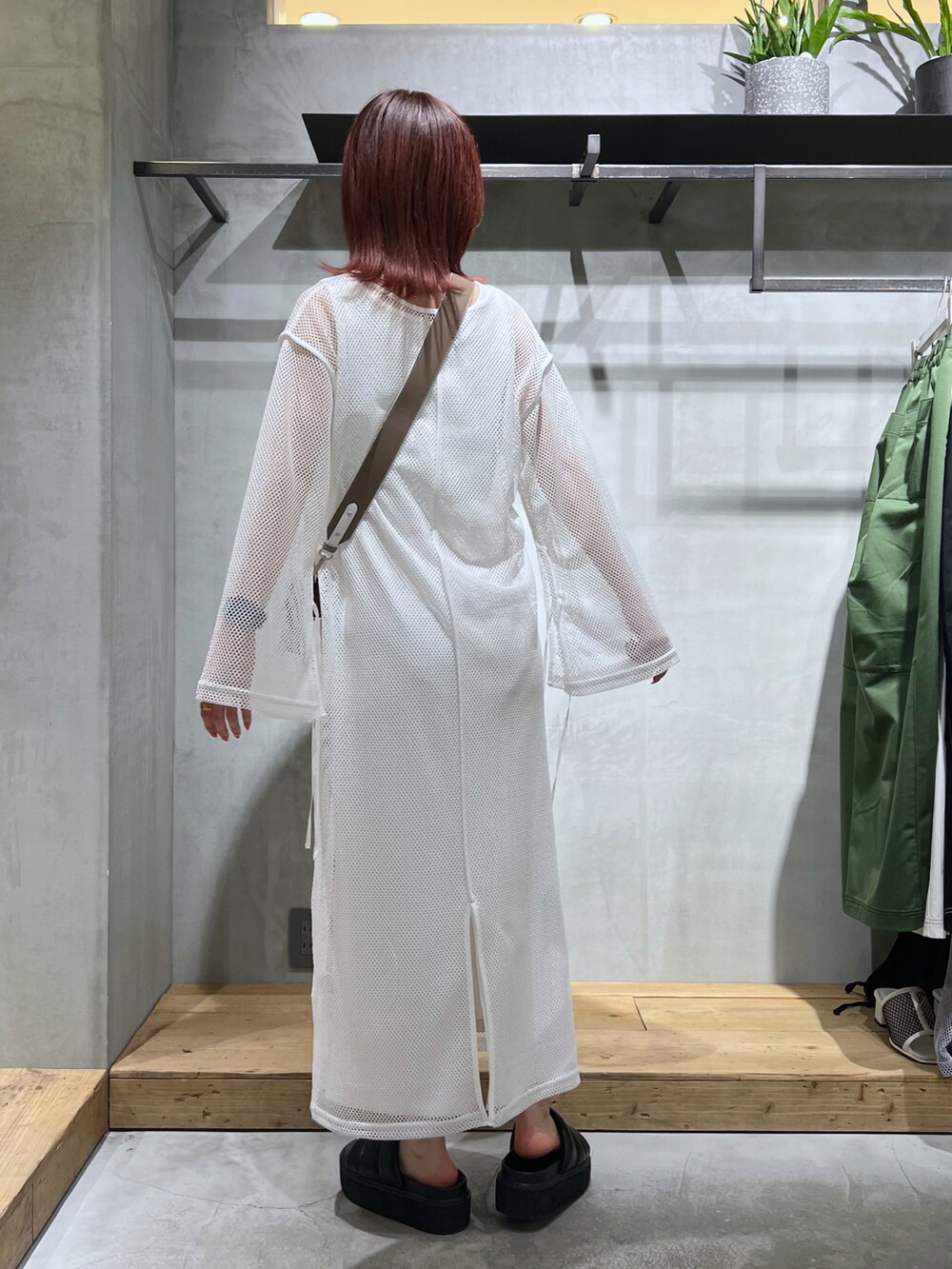 ブラック系のサンダル、ホワイト系のワンピース、ブラウン系のショルダーバッグを着用したレディースの春コーディネートの2枚目の写真