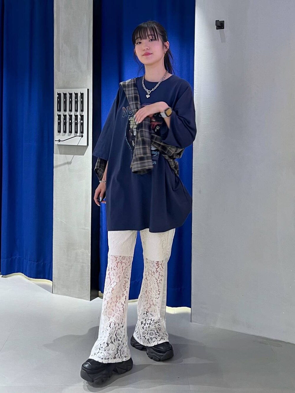 ブラック系のスニーカー、ブルー系のTシャツ/カットソー、ブルー系のシャツ/ブラウスを着用したレディースの夏コーディネートの6枚目の写真