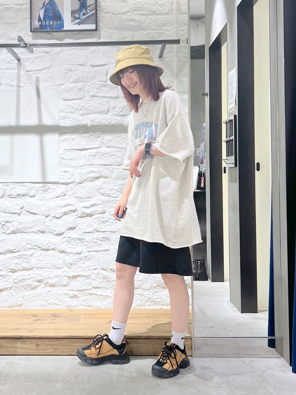 ベージュ系のTシャツ/カットソー、ブラック系のその他パンツ、ベージュ系のハットを着用したレディースの春コーディネートの2枚目の写真