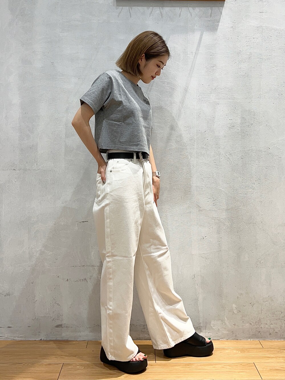 ホワイト系のデニムパンツを着用したレディースの夏コーディネートの2枚目の写真