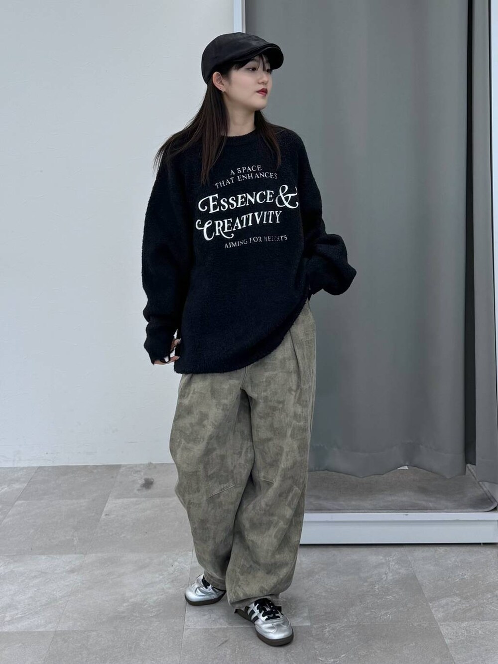 ブラック系のニット/セーター、その他のデニムパンツを着用したレディースの冬コーディネートの2枚目の写真