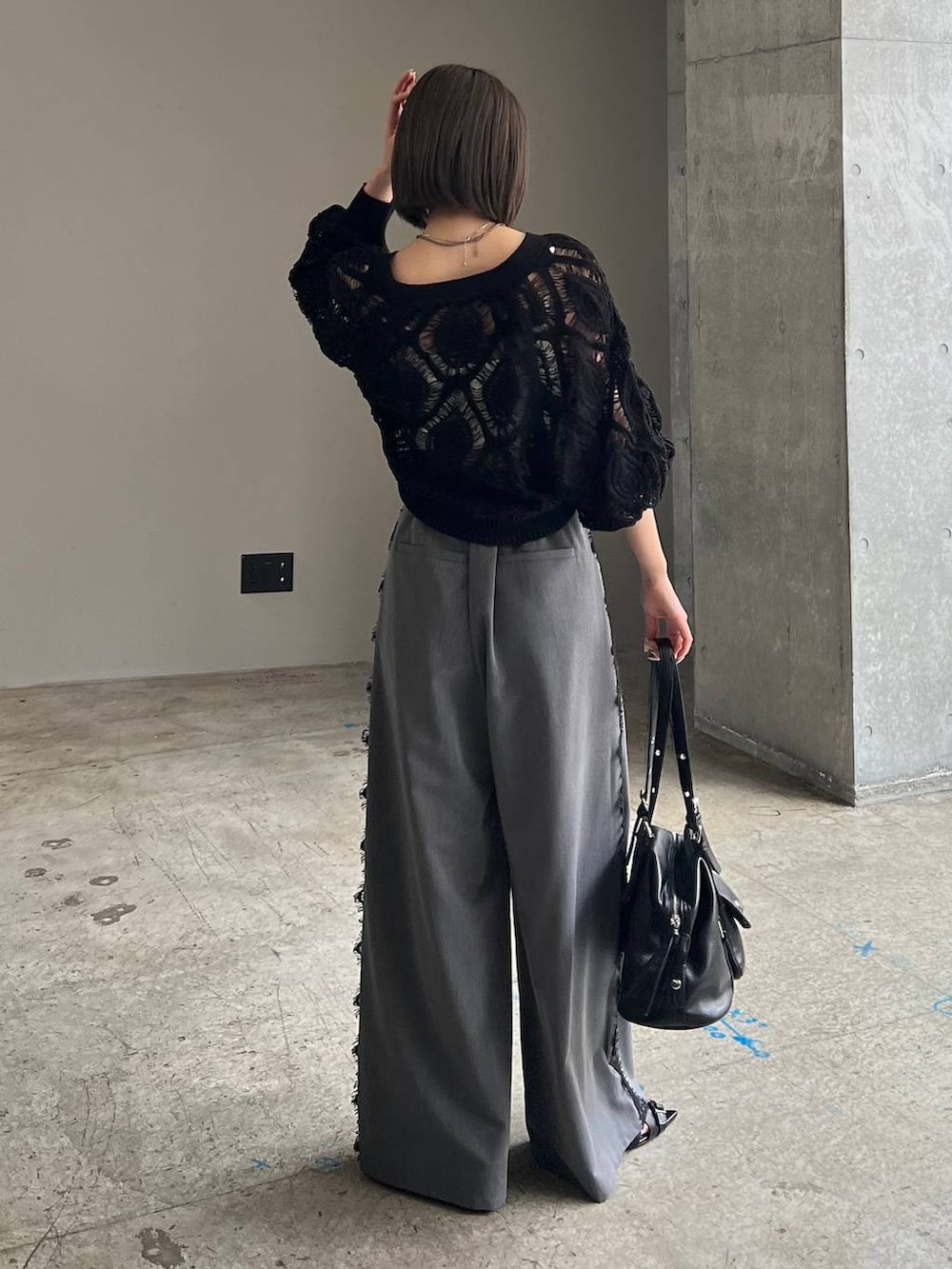 ホワイト系のキャミソール、ブラック系のカーディガン/ボレロ、ブラック系のサンダルを着用したレディースの春コーディネートの5枚目の写真