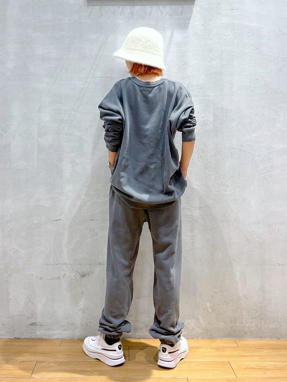 グレー系のスウェット、グレー系のスウェットパンツ、ホワイト系のスニーカーを着用したレディースの秋コーディネートの3枚目の写真