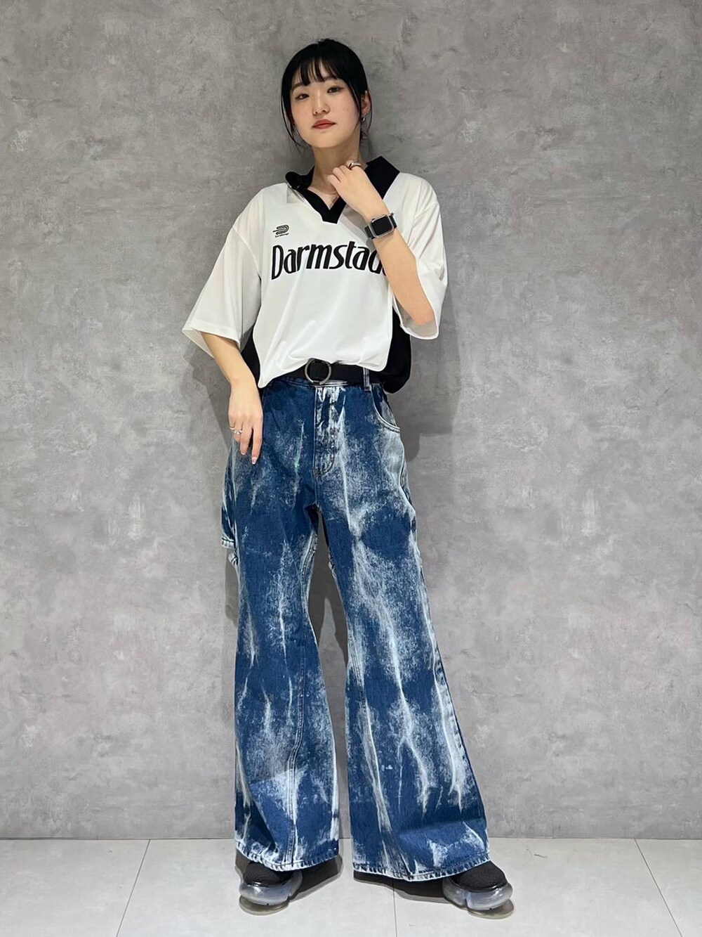 ブルー系のデニムパンツ、ブラック系のベルトを着用したレディースの春コーディネートの2枚目の写真
