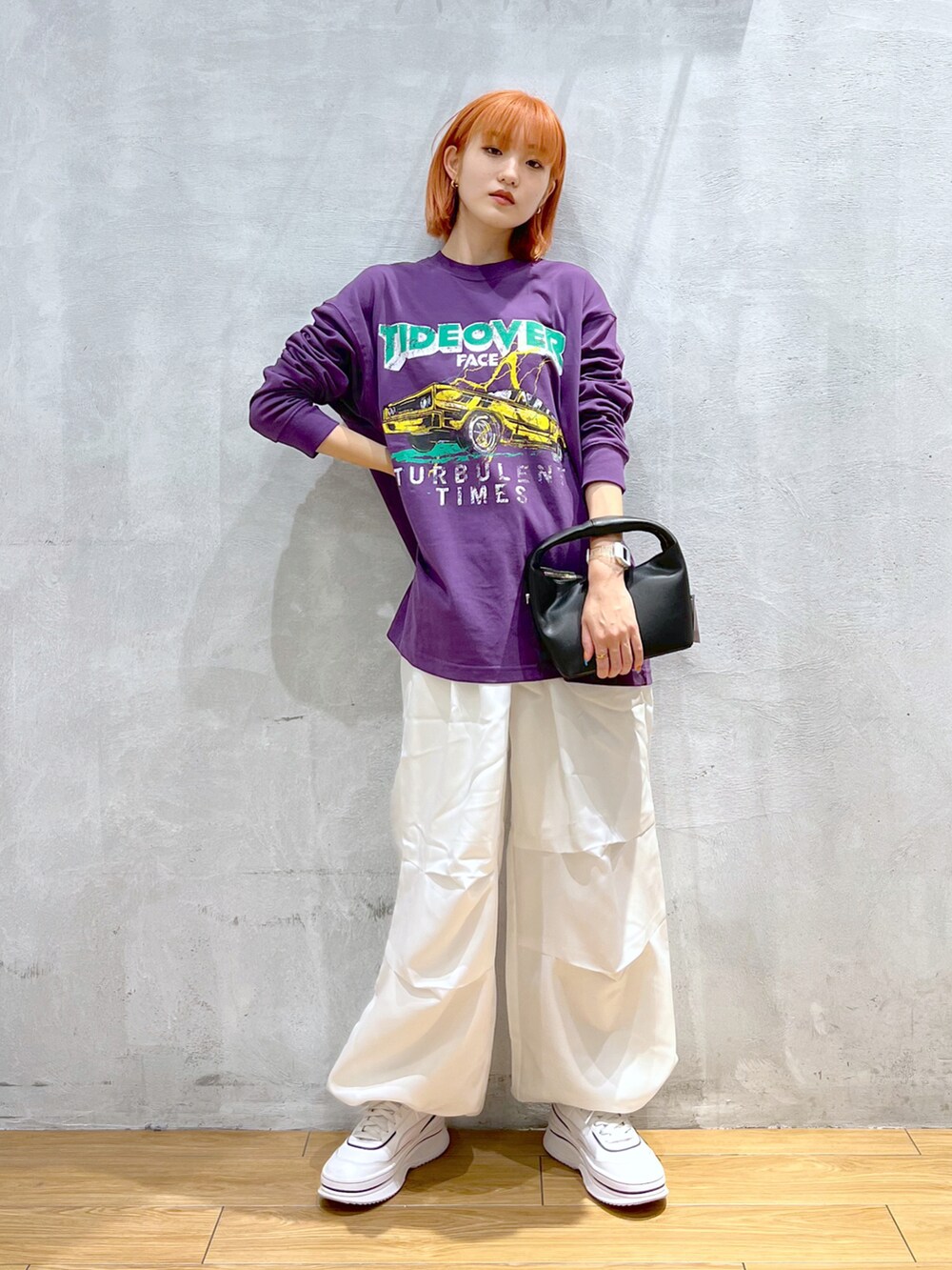 パープル系のTシャツ/カットソー、ブラック系のショルダーバッグ、ホワイト系のその他パンツを着用したレディースの秋コーディネートの4枚目の写真