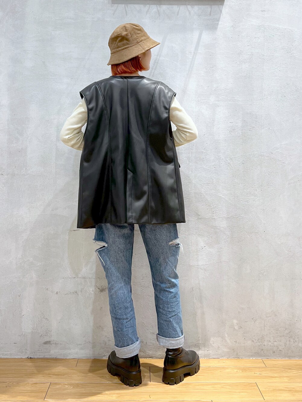 ブルー系のデニムパンツ、ブラック系のその他アウター、ホワイト系のTシャツ/カットソーを着用したレディースの秋コーディネートの3枚目の写真