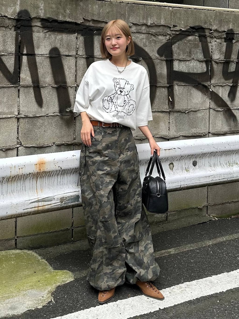 ホワイト系のTシャツ/カットソー、ブラウン系のパンプス、その他のカーゴパンツを着用したレディースの夏コーディネートの5枚目の写真