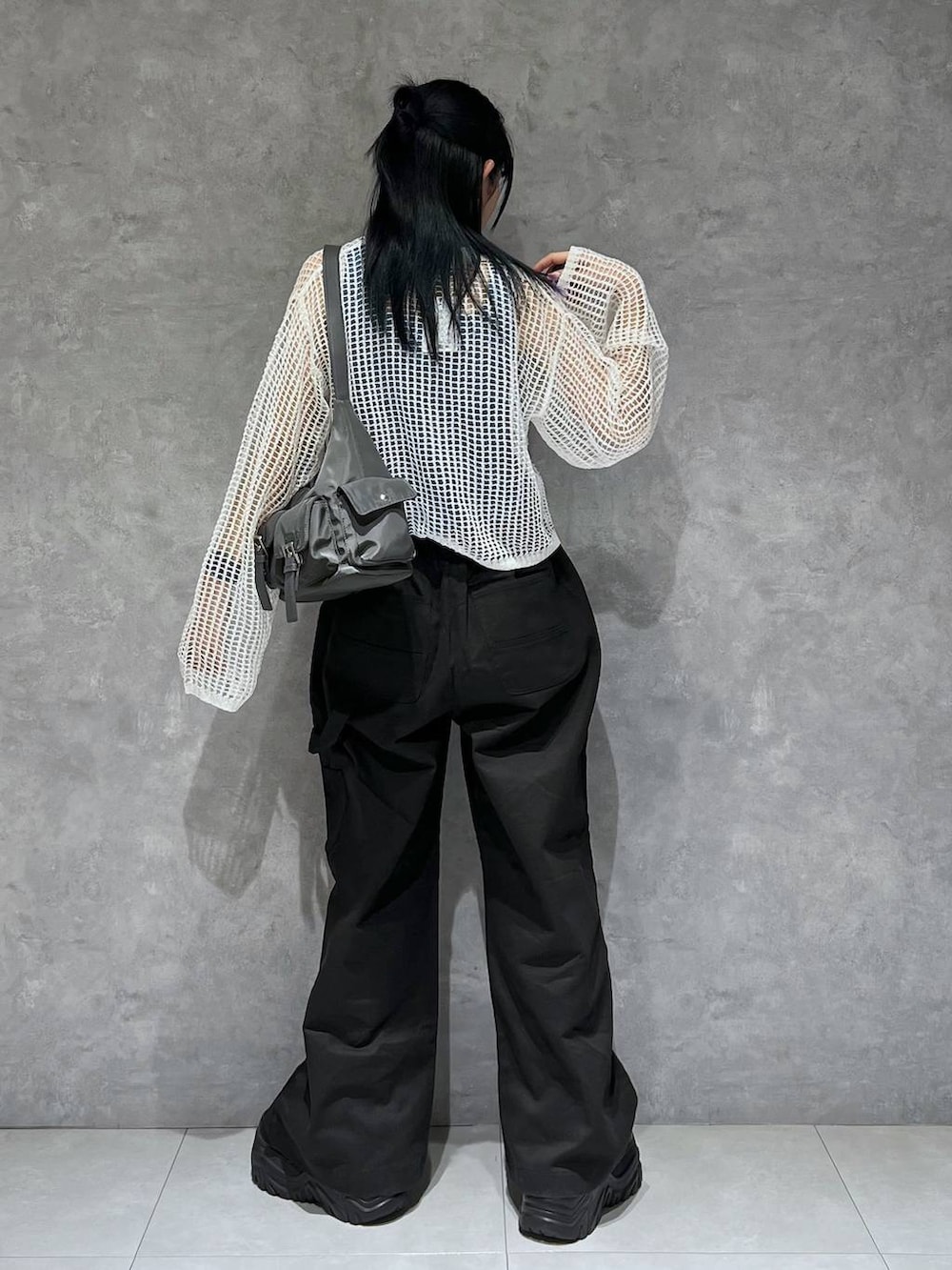 グレー系のショルダーバッグ、ブラック系のその他パンツ、ブルー系のタンクトップを着用したレディースの春コーディネートの4枚目の写真