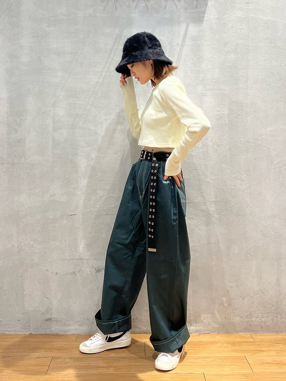 グリーン系のその他パンツ、ホワイト系のTシャツ/カットソー、ホワイト系のスニーカーを着用したレディースの秋コーディネートの2枚目の写真
