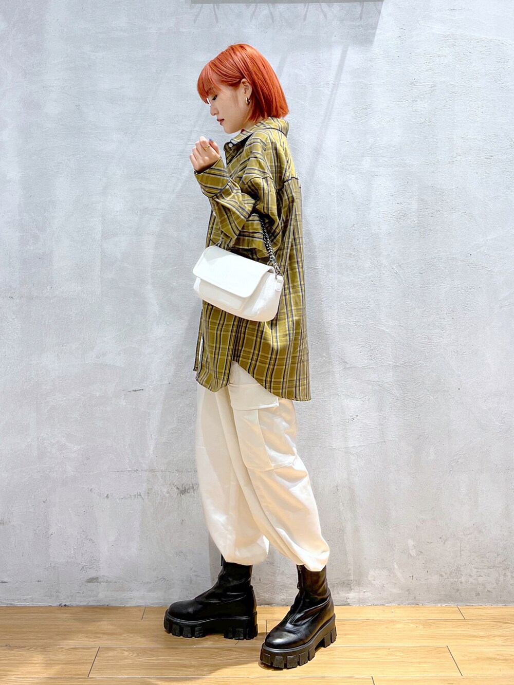 ホワイト系のキャミソール、ホワイト系のカーゴパンツ、イエロー系のシャツ/ブラウスを着用したレディースの秋コーディネートの2枚目の写真