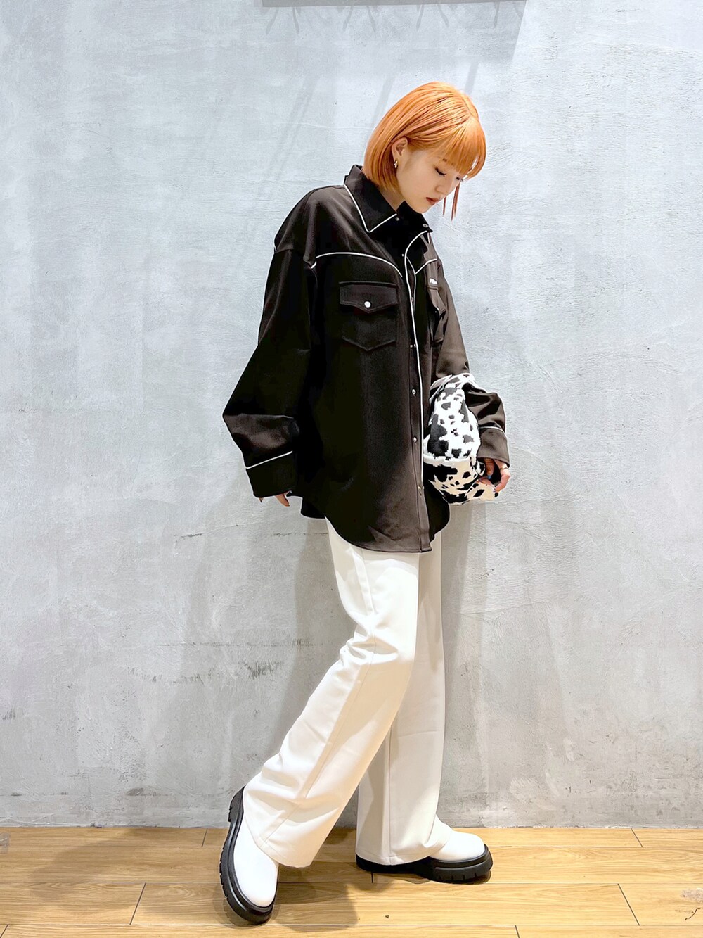 ホワイト系のスラックス、ホワイト系のブーツ、ブラウン系のシャツ/ブラウスを着用したレディースの秋コーディネートの3枚目の写真