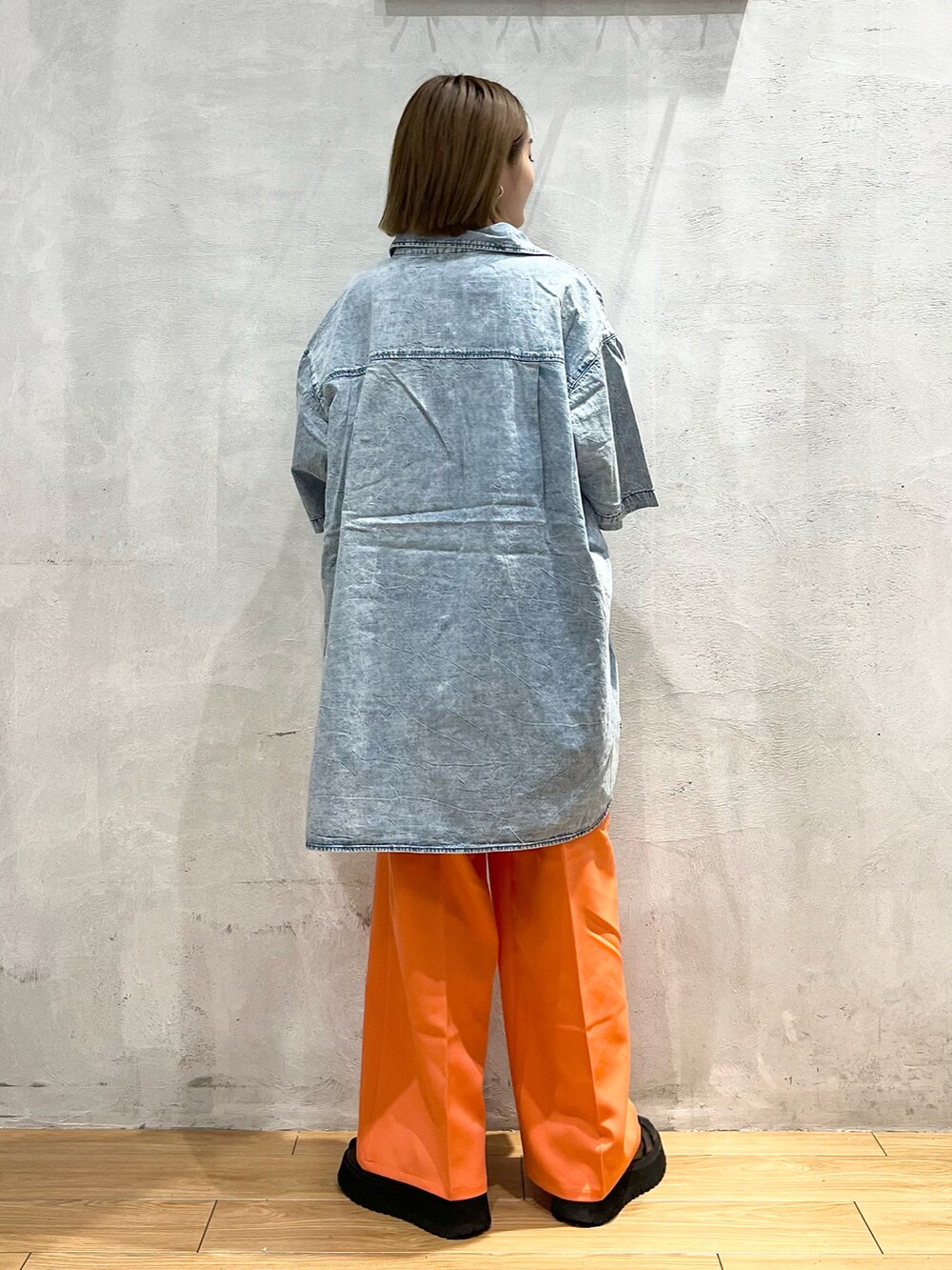 ピンク系のその他パンツ、ブラウン系のTシャツ/カットソー、ブラック系のショルダーバッグを着用したレディースの夏コーディネートの3枚目の写真