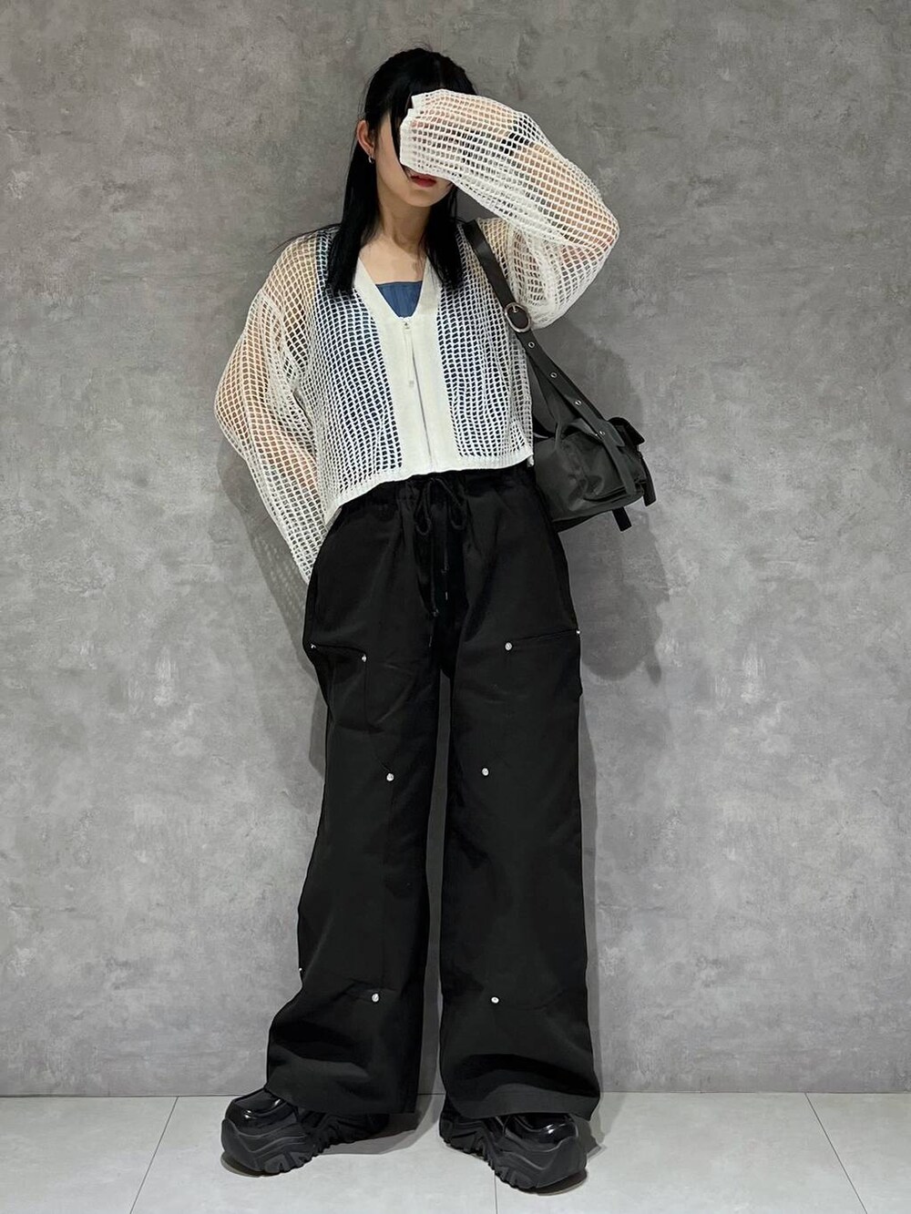 グレー系のショルダーバッグ、ブラック系のその他パンツ、ブルー系のタンクトップを着用したレディースの春コーディネートの2枚目の写真