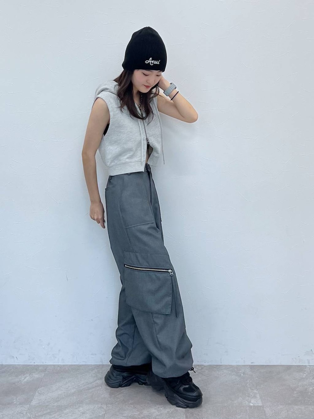 ブラック系のスニーカー、ブラック系のキャミソール、グレー系のパーカーを着用したレディースの春コーディネートの4枚目の写真