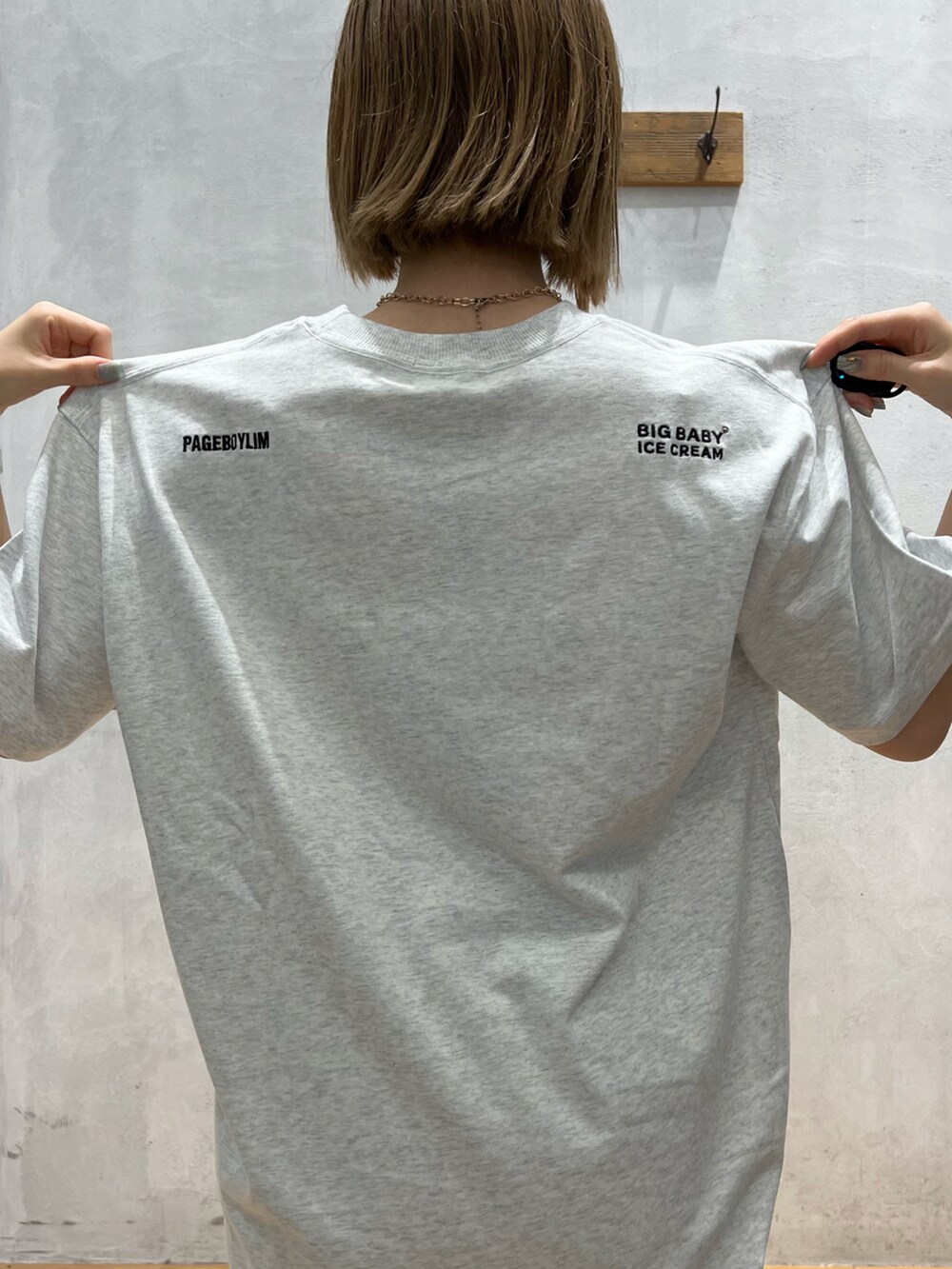 ブラック系のサンダル、グリーン系のカーゴパンツ、グレー系のTシャツ/カットソーを着用したレディースの夏コーディネートの3枚目の写真