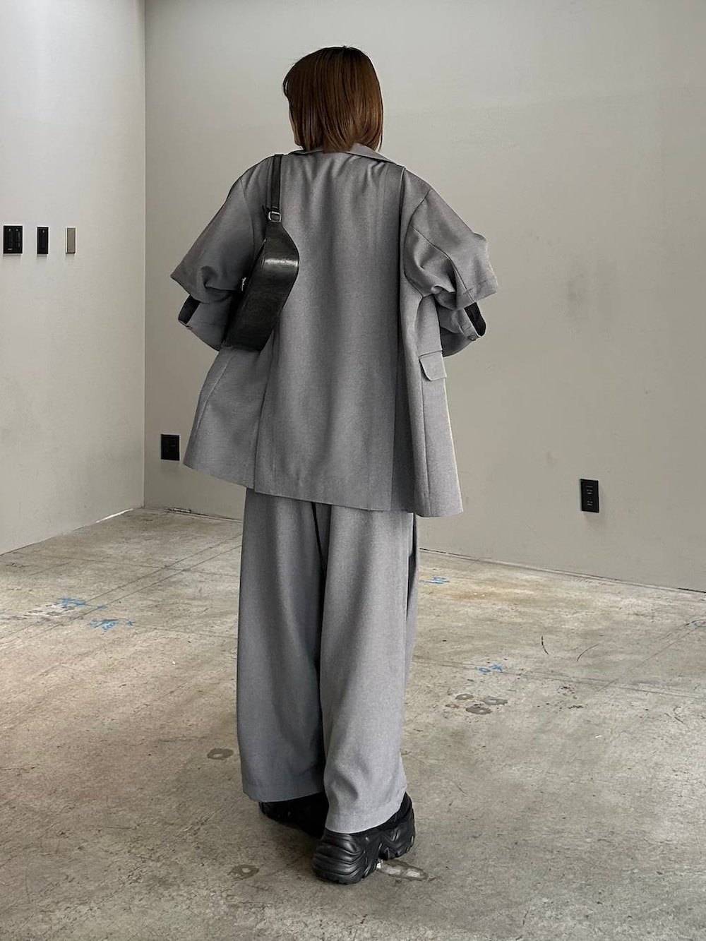 ブラック系のブーツ、ブラック系のキャミソール、ブラック系のハンドバッグを着用したレディースの春コーディネートの6枚目の写真