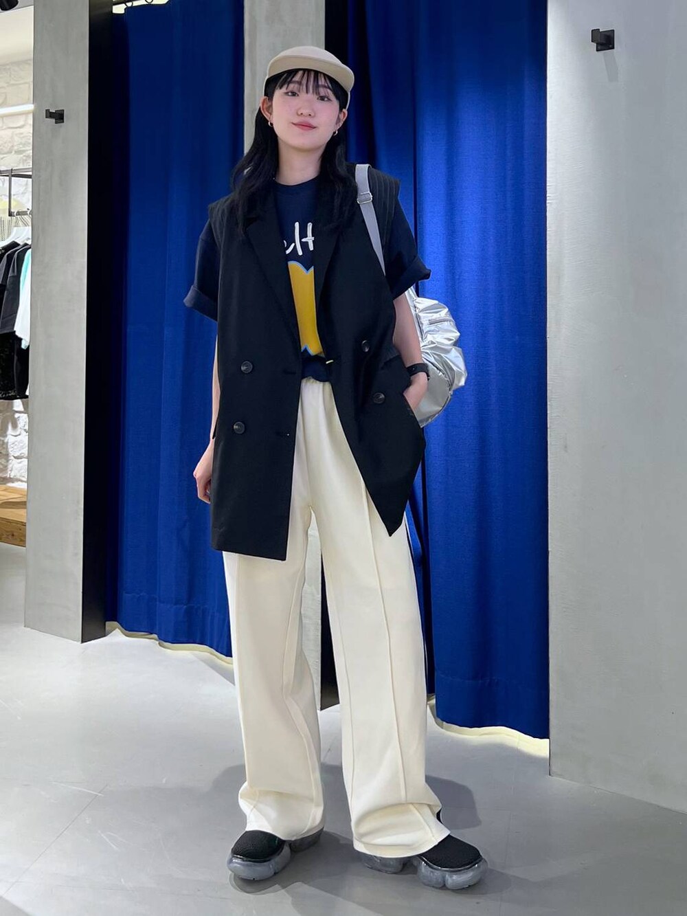 ホワイト系のその他パンツ、シルバー系のショルダーバッグ、ブラック系のテーラードジャケットを着用したレディースの春コーディネートの5枚目の写真