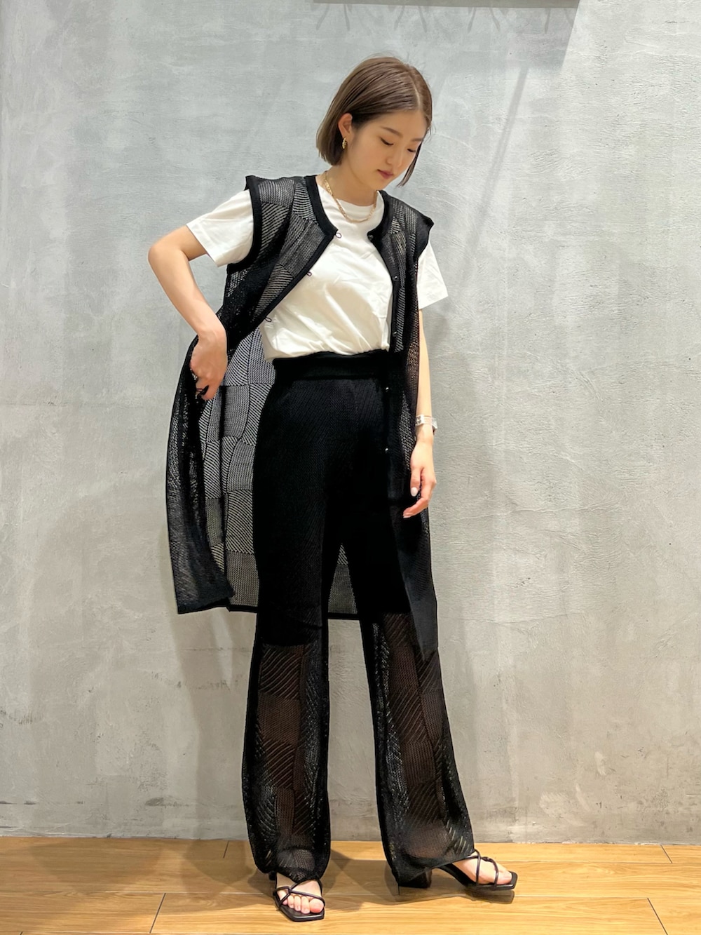 ブラック系のサンダル、ブラック系のその他パンツ、ブラック系のカーディガン/ボレロを着用したレディースの夏コーディネートの2枚目の写真