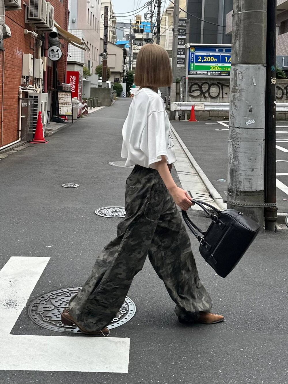 ホワイト系のTシャツ/カットソー、ブラウン系のパンプス、その他のカーゴパンツを着用したレディースの夏コーディネートの6枚目の写真