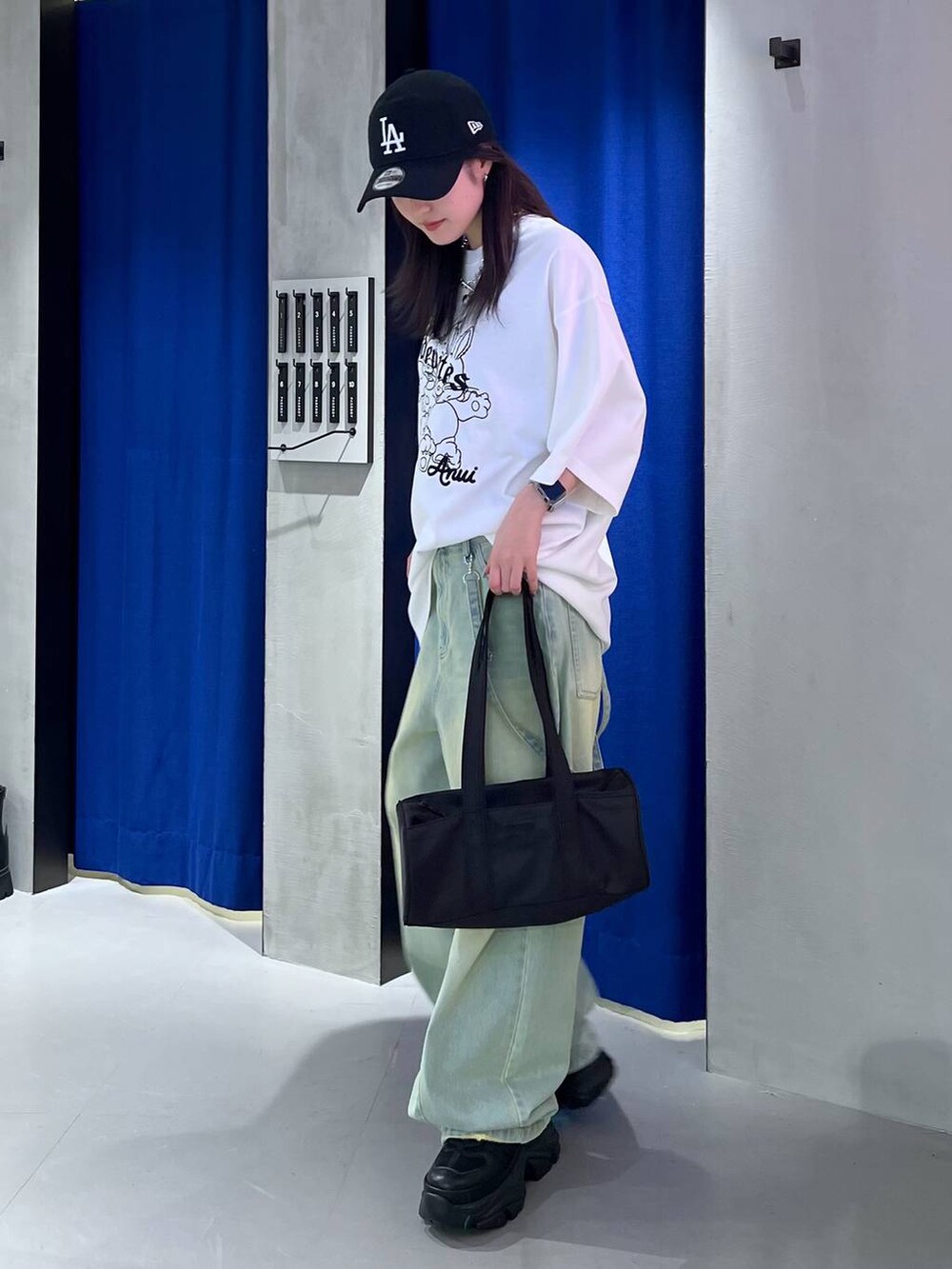 「ラフ、ストリート、カジュアル、個性派、韓国系、PAGEBOY、PBLIM、骨格ウェーブ_PAGEBOY、ブルベ夏_PAGEBOY、ソフトエレガント_PAGEBOY、Tシャツ、キャップ、デニムパンツ、バッグ、スニーカー」｜「PBLIMのPBLIM/ナイロンボストンバック（ドラムバッグ、ブラック系）」を使った、サエさん（レディース・159cm）の春コーディネートの3枚目の写真