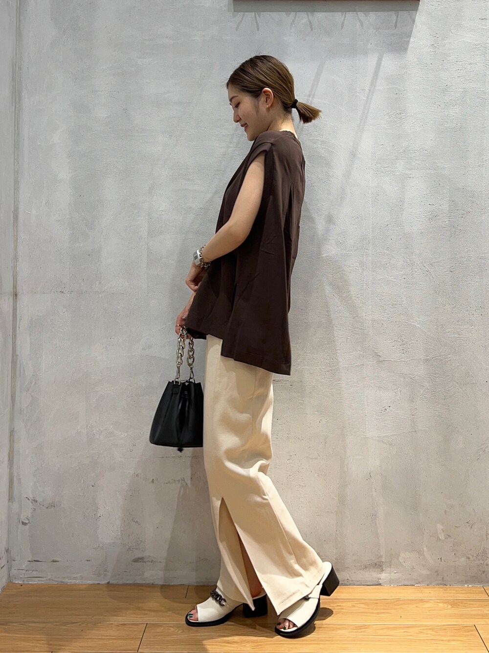 ホワイト系のサンダル、ホワイト系のスカート、ホワイト系のTシャツ/カットソーを着用したレディースの夏コーディネートの2枚目の写真