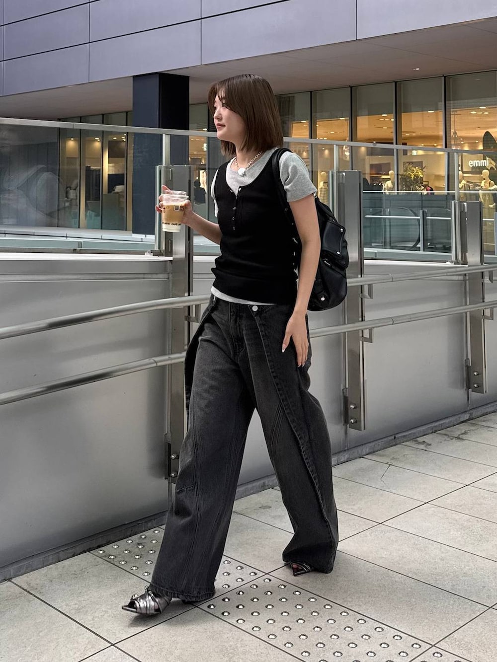 その他のサンダル、ブラック系のボストンバッグ、ブラック系のタンクトップを着用したレディースの春コーディネートの3枚目の写真