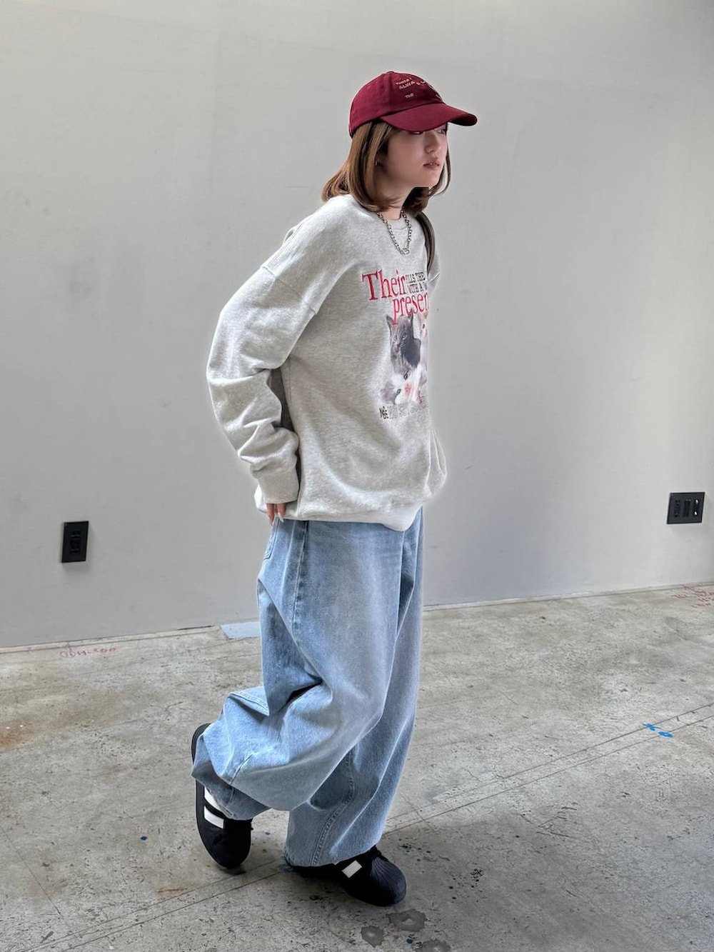 ブラウン系のボストンバッグ、グレー系のスウェットを着用したレディースの冬コーディネートの2枚目の写真