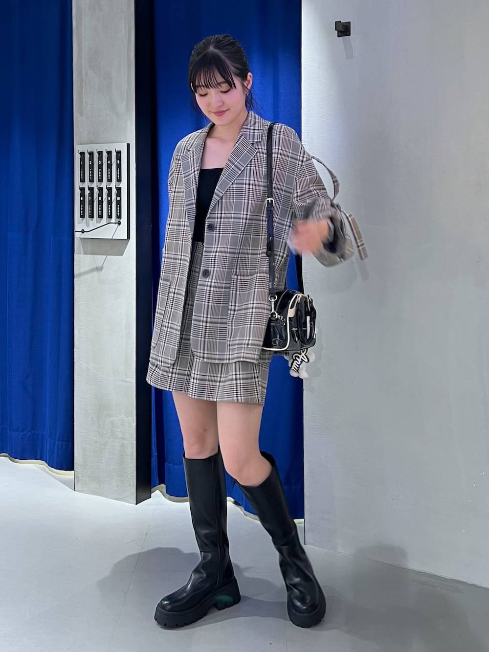 「ラフ、ストリート、カジュアル、個性派、韓国系、PAGEBOY、PBLIM、骨格ウェーブ_PAGEBOY、ブルベ夏_PAGEBOY、ソフトエレガント_PAGEBOY、ジャケット、ジャケットスタイル、ショートパンツ、ブーツ、セットアップ」｜「PAGEBOYのレトロボストンBAG（ショルダーバッグ、ブラック系）」を使った、サエさん（レディース・159cm）の夏コーディネートの2枚目の写真