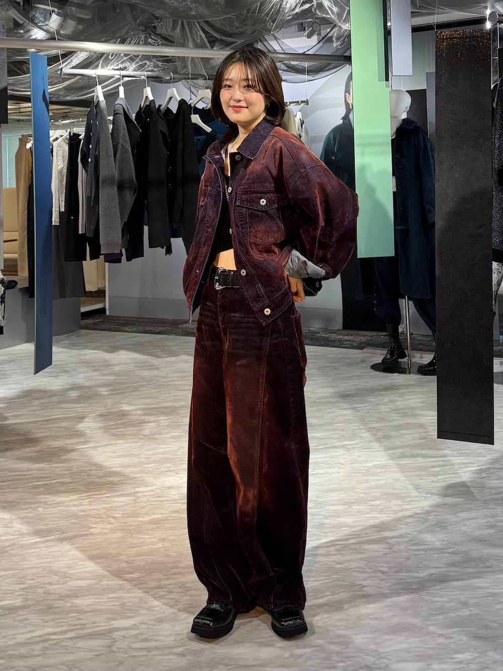 ブラック系のブーツ、レッド系のデニムパンツ、レッド系のデニムジャケットを着用したレディースの秋コーディネートの2枚目の写真