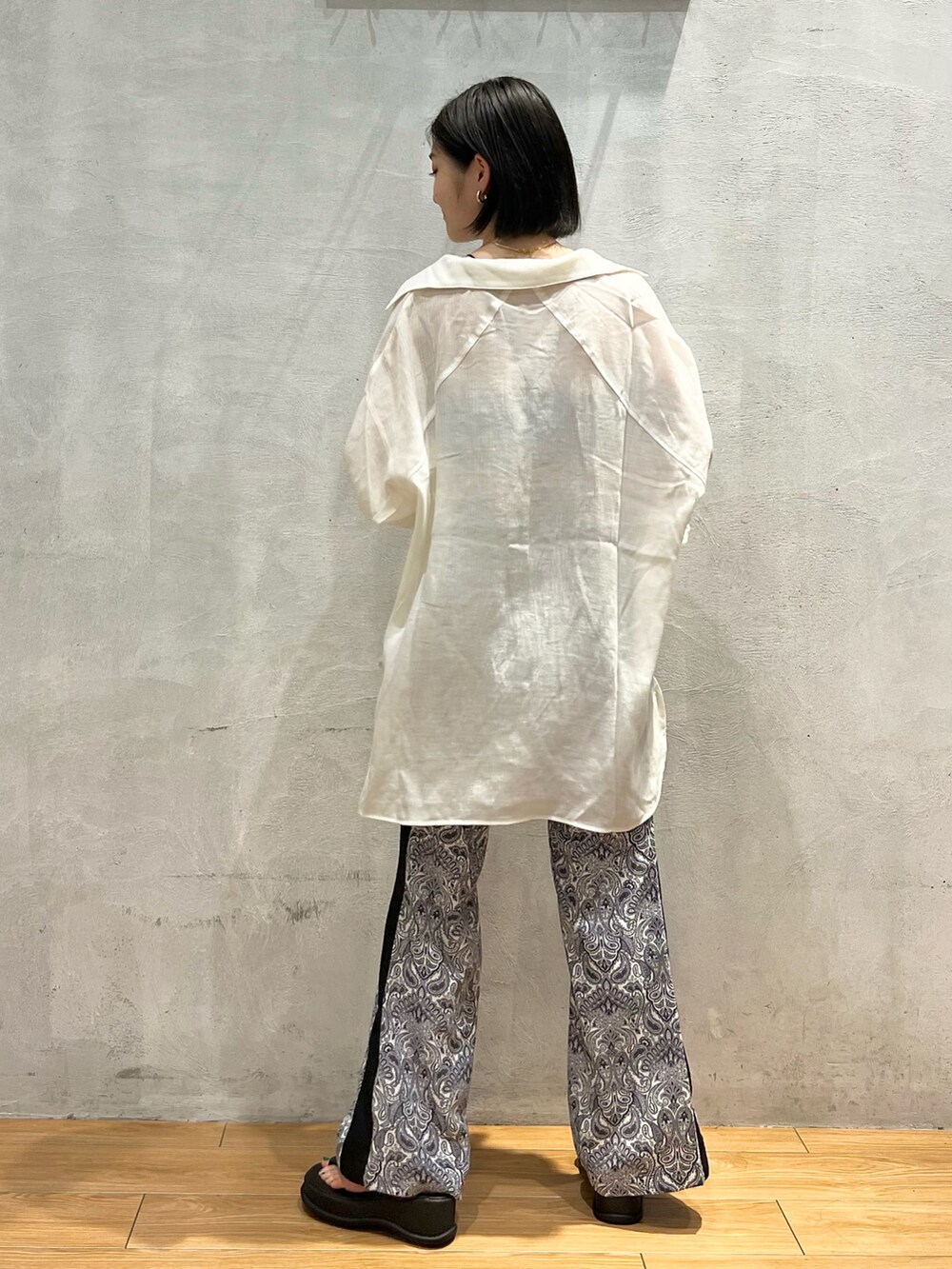 ホワイト系のその他パンツ、ブラック系のサンダル、ホワイト系のシャツ/ブラウスを着用したレディースの夏コーディネートの3枚目の写真