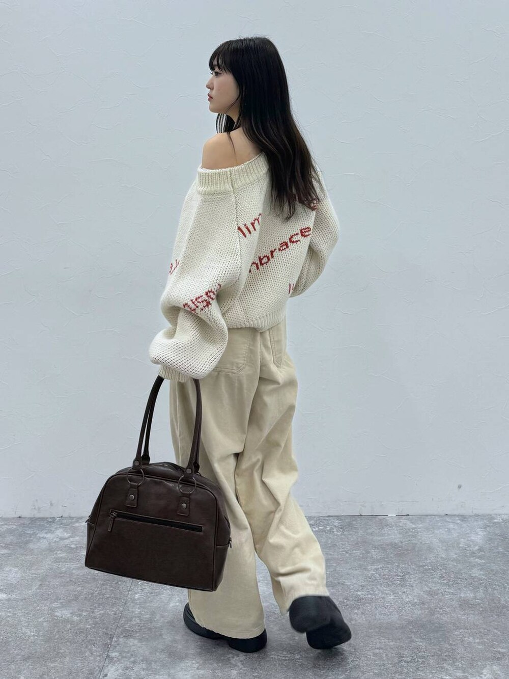 「女子ウケ、バッグ、ラフ、ストリート、カジュアル、個性派、韓国系、PAGEBOY、PBLIM、骨格ウェーブ_PAGEBOY、ブルベ夏_PAGEBOY、ソフトエレガント_PAGEBOY、ニット、ワイドパンツ、冬コーデ」｜「PBLIMのPBLIM/コーデュロイパンツ（その他パンツ、ホワイト系）」を使った、サエさん（レディース・159cm）の冬コーディネートの4枚目の写真