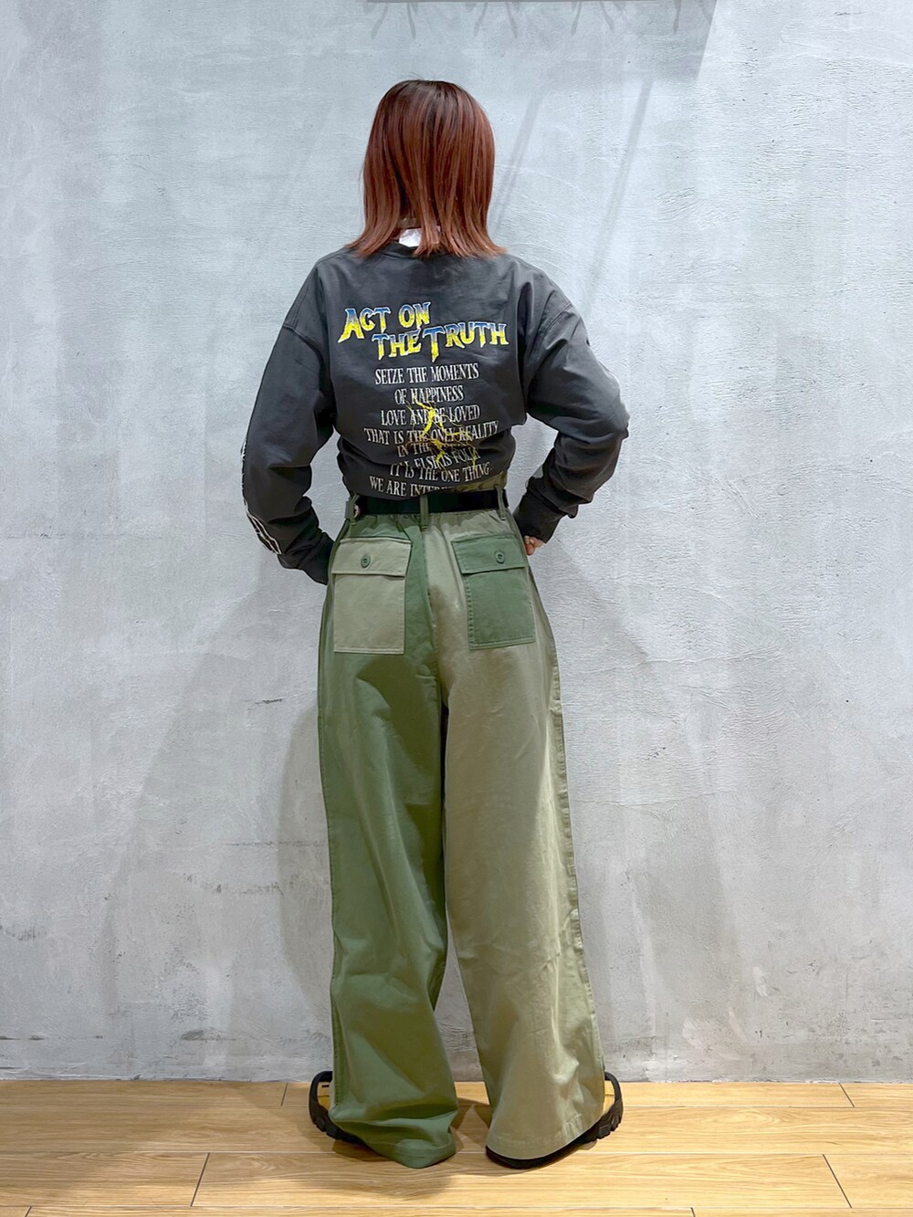 グリーン系のカーゴパンツ、グレー系のTシャツ/カットソー、ホワイト系のTシャツ/カットソーを着用したレディースの冬コーディネートの2枚目の写真