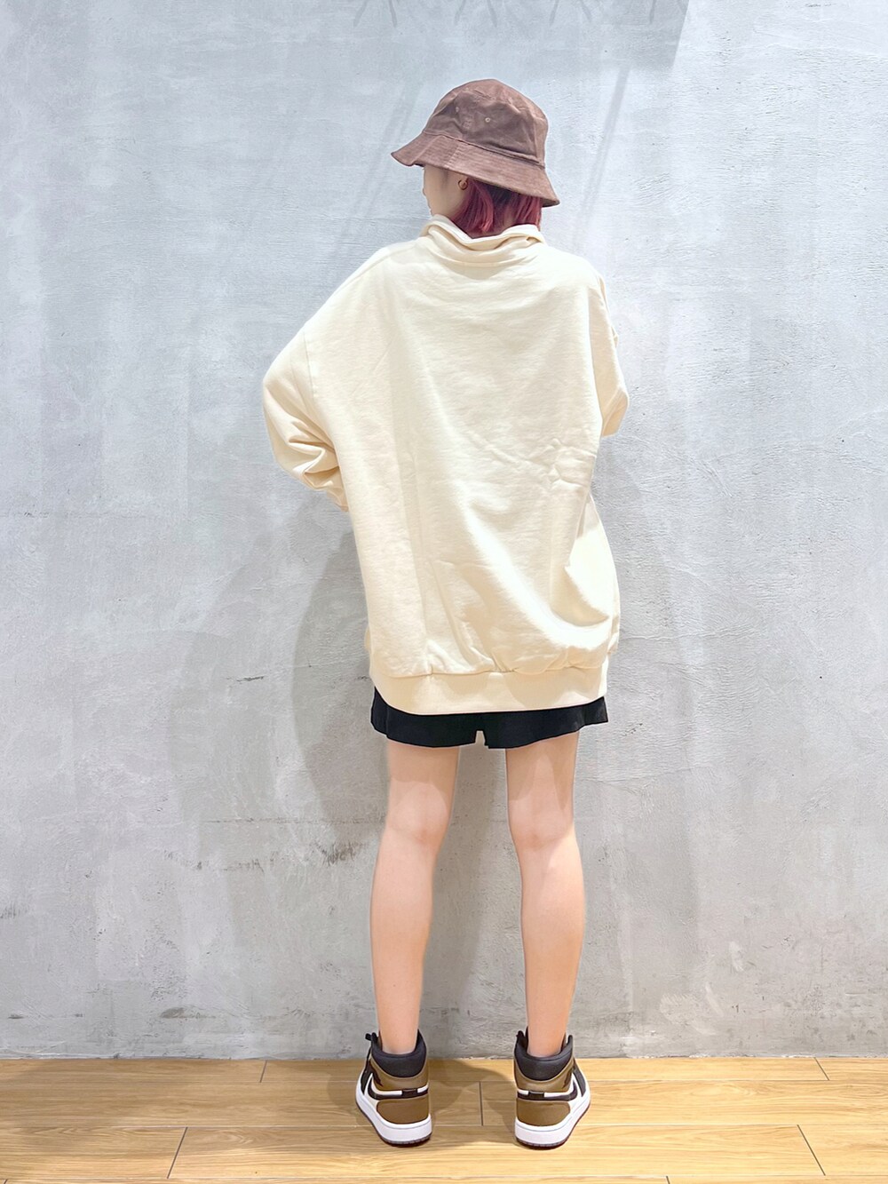 ベージュ系のスウェット、ブラック系のその他パンツ、ベージュ系のハットを着用したレディースの秋コーディネートの3枚目の写真