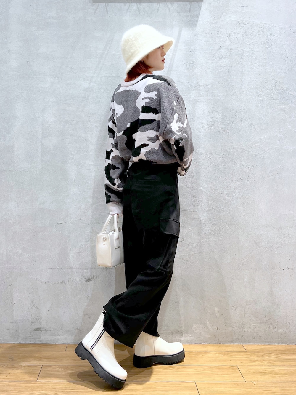 「韓国ファッション、秋冬コーデ、厚底シューズ、ブーツ、骨格ウェーブ、ニット、カーゴパンツ、バケットハット、バケハ、ミニバッグ、PAGEBOY、PAGEBOYLIM」｜「PAGEBOYのアンゴラバケハ（ハット、ホワイト系）」を使った、サエさん（レディース・159cm）の秋コーディネートの2枚目の写真