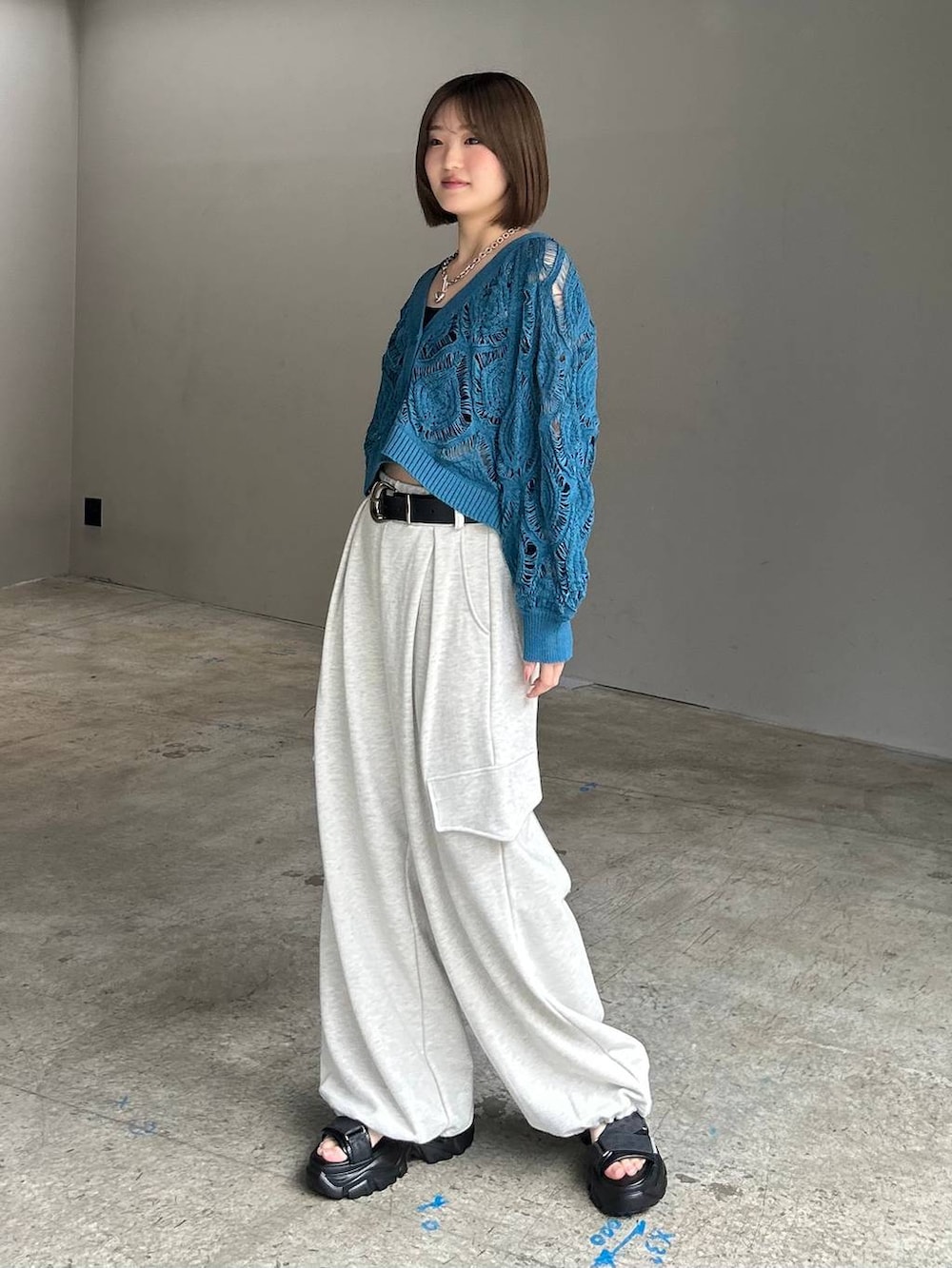 ブルー系のカーディガン/ボレロ、ブラック系のショルダーバッグ、ベージュ系のその他パンツを着用したレディースの春コーディネートの2枚目の写真